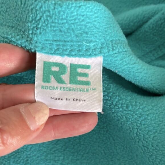 Target Room Essentials Twin Blanket. Turquoise. Quantity 2 $22each - Picture 3 of 4